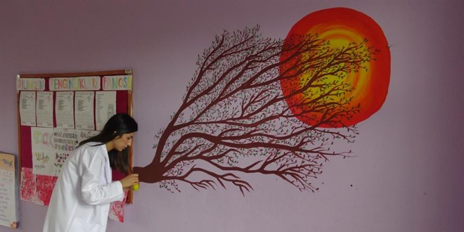 Fedakar öğretmen öğrencileri için okulu boyayarak duvarı süsledi