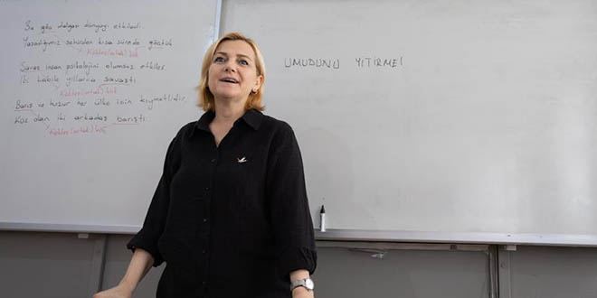 Enkazdan 25. saatte kurtulan Aslı öğretmen, mesleğine geri döndü