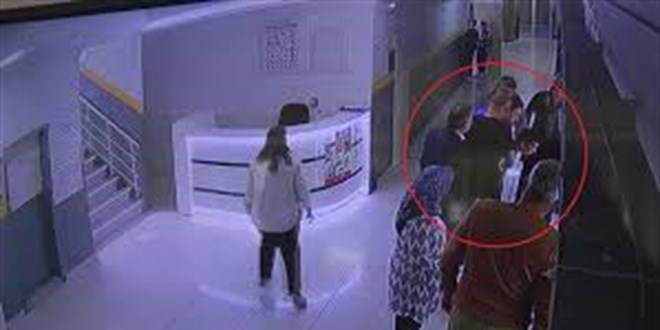 Nefes borusuna tavuk döner kaçan öğrencisini 'Heimlich' manevrasıyla kurtardı