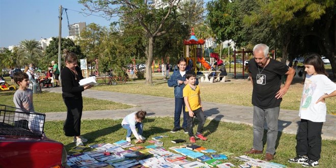 Emekli öğretmen 8 yılda 100 bini aşkın ücretsiz kitap dağıttı