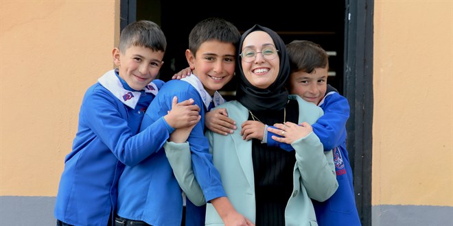 Fatmanur öğretmen, memleketinden 1600 km uzakta 3 öğrencisini geleceğe hazırlıyor