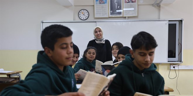 Depremde ailesini kaybetti, öğrencilerini çocukları yerine koydu