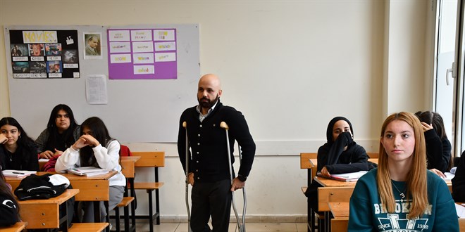 Maganda kurşunuyla engelli kalan öğretmen, tarih sevgisi aşılıyor