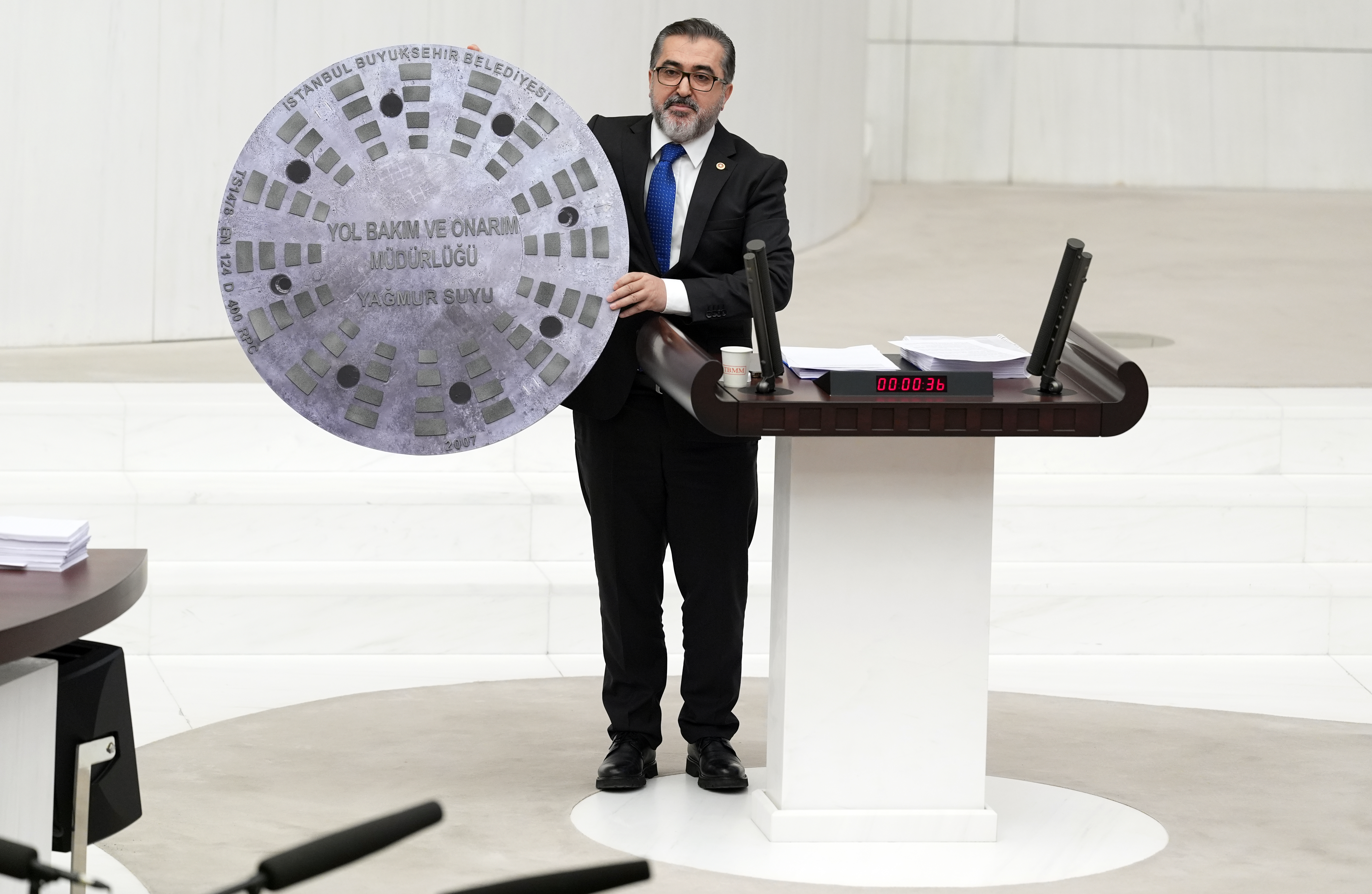 Ak Partili Vekil TBMM kürsüsüne 'rögar kapağı' ile çıktı