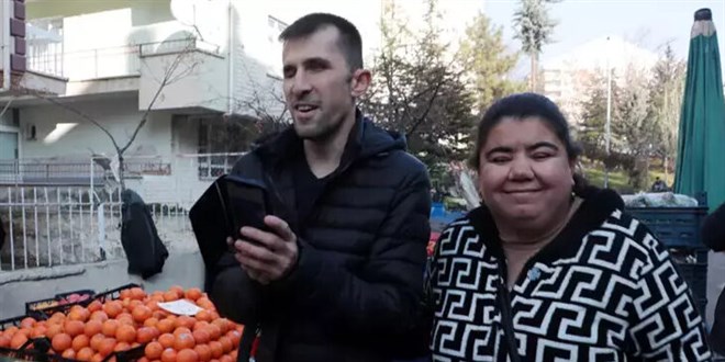 Görme engelli öğretmen çift, yapay zeka ile engelleri aşıyor