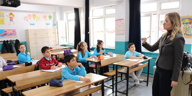 Notalarla engelini aşan Melis öğretmen azmiyle umut oluyor