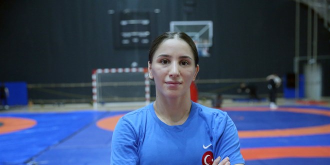 Beden eğitimi öğretmeni güreşçinin hedefi, Avrupa'da zafer turu atmak