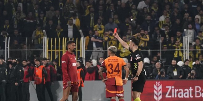 PFDK'dan Galatasaraylı iki futbolcuya 1'er maç ceza
