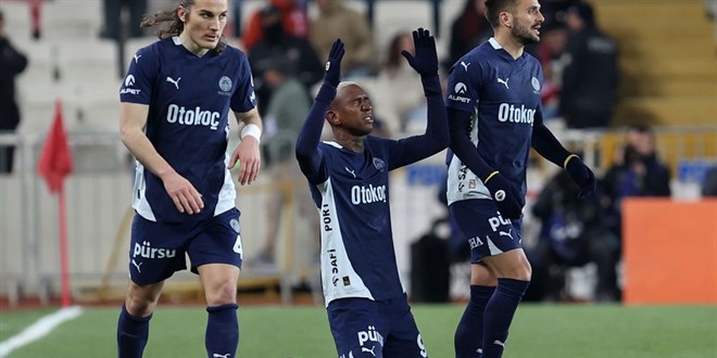 Fenerbahçe, Sivasspor Galibiyetiyle Zirve Takibini Sürdürdü