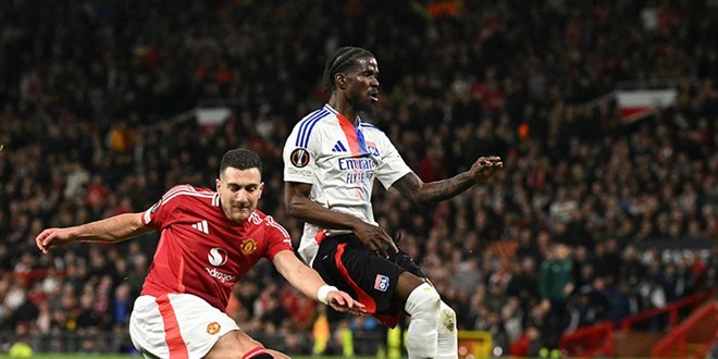 Old Trafford'da tarihi maç! Uzatmada 4-2'den geri döndü