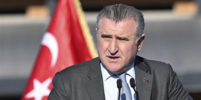 Bakan Bak, DTM'de zafere ulaşan ilk Türk pilot Ayhancan Güven'i kutladı