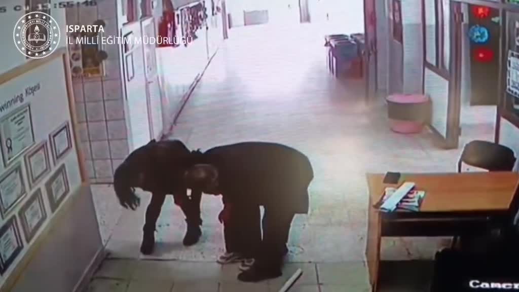 Öğretmen Heimlich Manevrasıyla Öğrenciyi Kurtardı