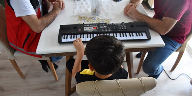 Öğretmen çift 1'i Afgan uyruklu, 2 çocuğa yuva oldu