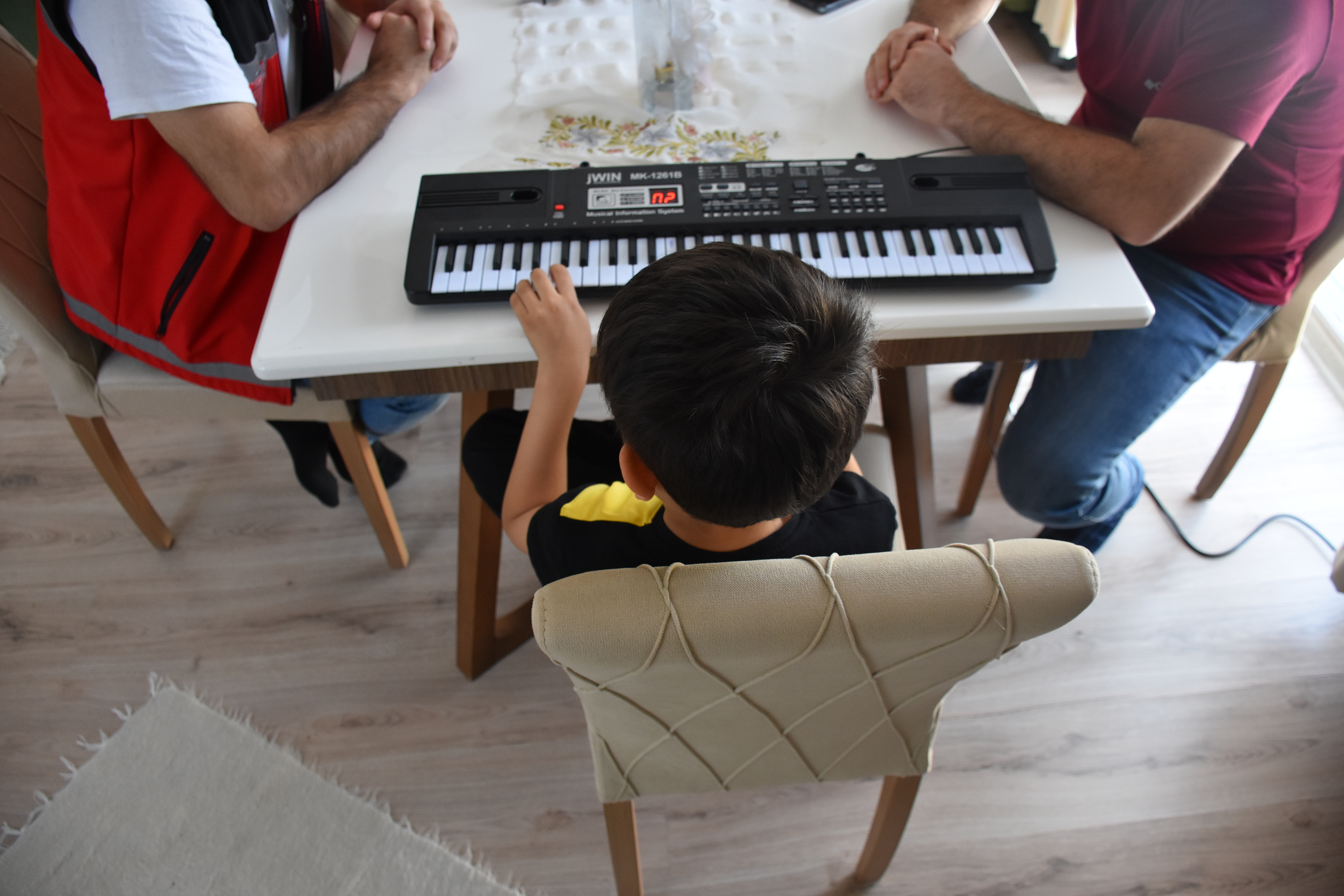 Öğretmen çift 1'i Afgan uyruklu, 2 çocuğa yuva oldu