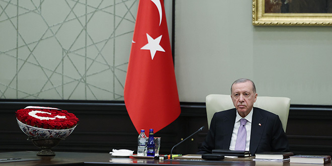 Bahçeli'den Kabine Toplantısı'na 'ay-yıldız' motifli 102 gül