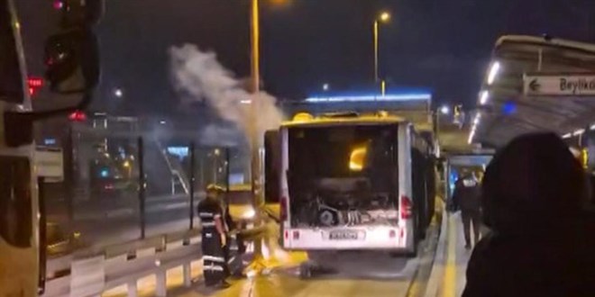İstanbul'da metrobüs yangını: Seferler aksadı