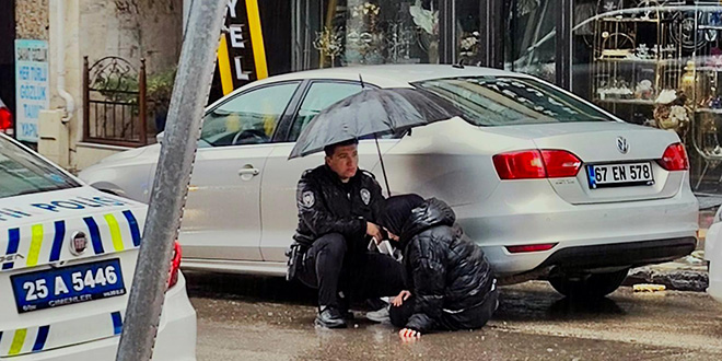 Polisten alkışlanacak hareket! Yaralının başında şemsiyeyle bekledi