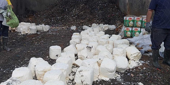 İzmir'de tonlarca bozulmuş ve etiketsiz ürün imha edildi