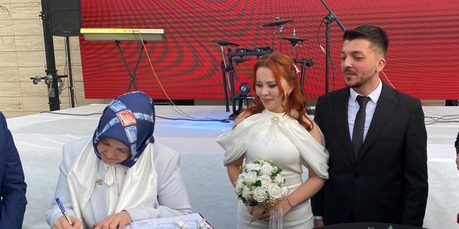 Devlet desteğiyle evlendiler, nikah şahitleri Bakan Yardımcısı oldu