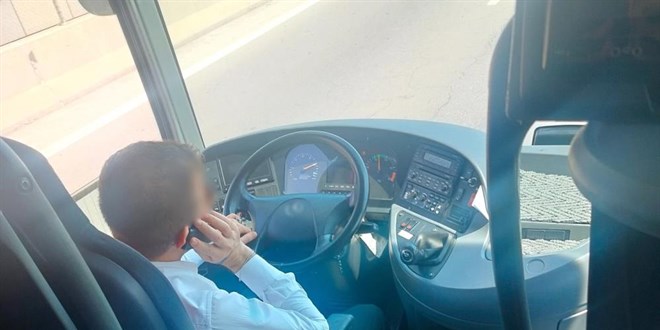 Cep telefonu ile konuşan otobüs şoförü sivil denetime takıldı