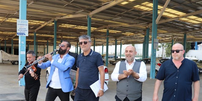 Böyle tepki görülmedi: Mahkeme kararını davul zurnayla belediyeye teslim etti