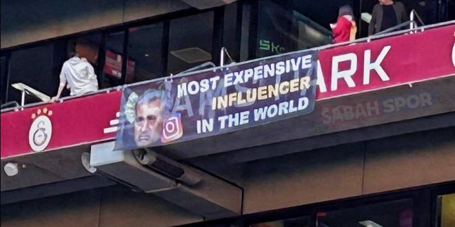 Galatasaray tribünlerinden Jose Mourinho'ya gönderme