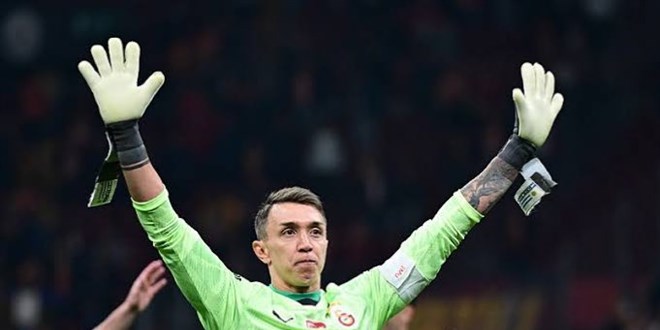 Muslera penaltıdan gol attı! Galatasaray'da tarihi an