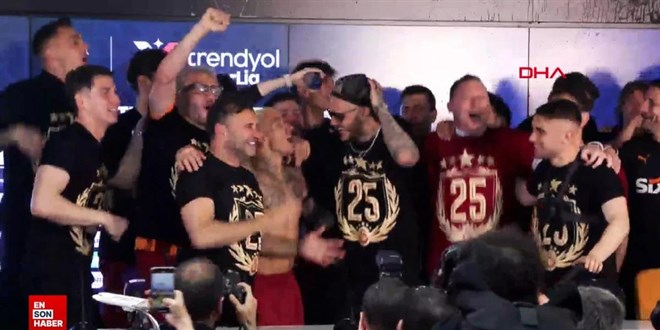 Galatasaraylılar basın toplantısını bastı