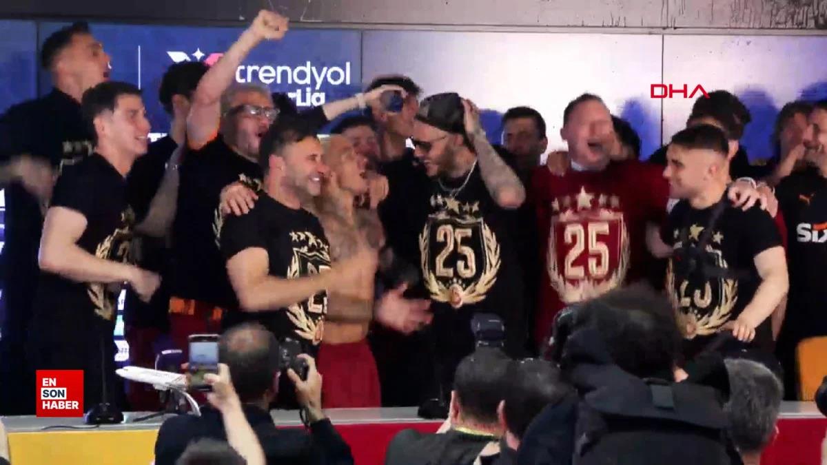 Galatasaraylılar basın toplantısını bastı