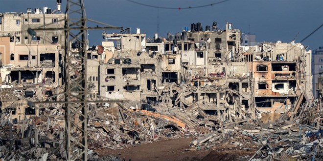 Katil İsrail bir Filistinliyi öldürerek ailesini alıkoydu