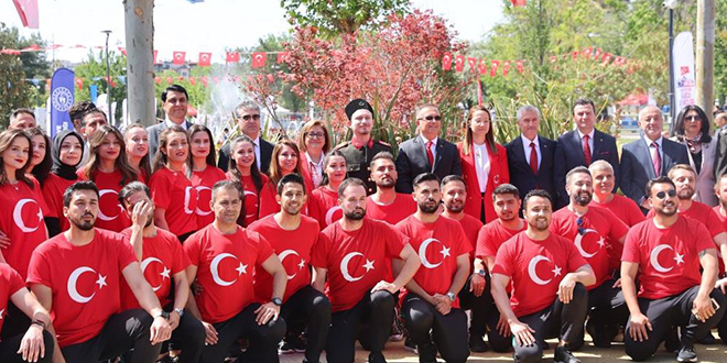 200 öğretmenden Ata'ya zeybekli saygı duruşu