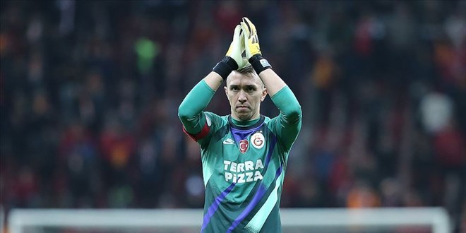 Özbek'ten Muslera açıklaması: Kalması için ısrarcı olacağız