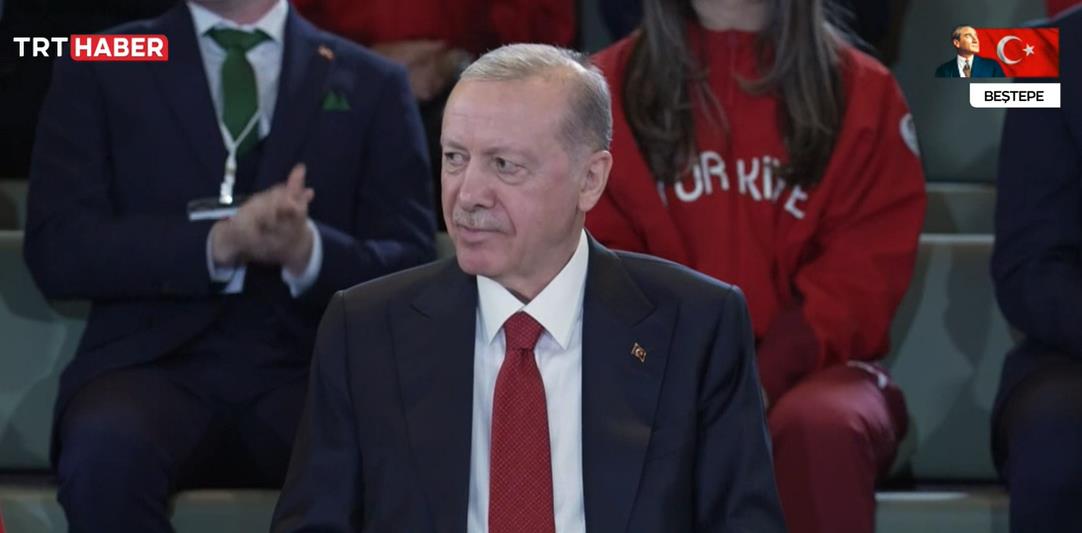Erdoğan'dan Gençlere: Terörün Olmadığı Türkiye'yi Emanet Edeceğiz