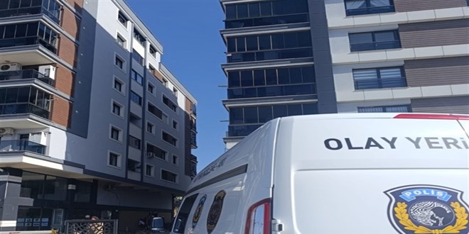 Emekli doktor evinde ölü bulundu