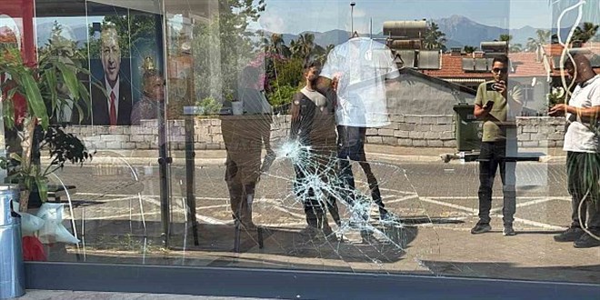 AK Parti binasına taşlı saldıran zanlı tutuklandı