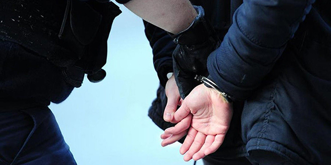 Okul bahçesinde arkadaşını bıçakla yaralayan liseli tutuklandı