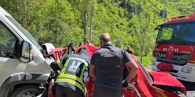 Minibüs ile otomobilin çarpışması sonucu 2 kişi öldü