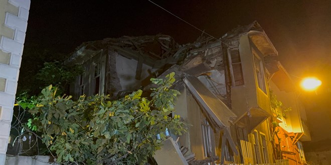 Fatih'te iki katlı metruk bina çöktü