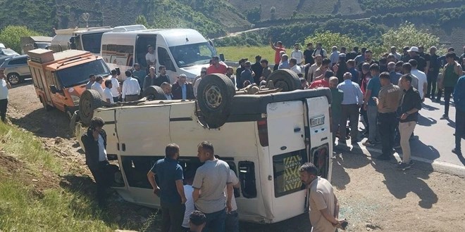 Hakkari'de Öğrenci Servisi Takla Attı: 13'ü Öğrenci 14 Yaralı