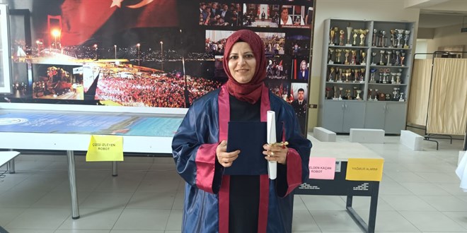 Özel gereksinimli oğlu için okula başladı, kızıyla birlikte mezun oldu