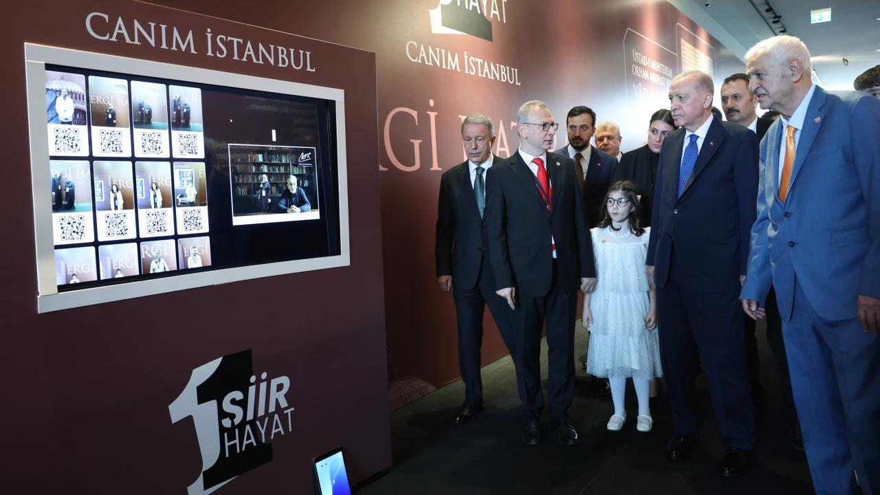 Erdoğan, 'Bir Şiir Bir Hayat Canım İstanbul' Sergisini Gezdi