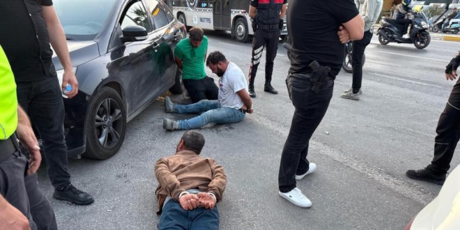 Durdurulan araçtaki şahıslar polise saldırdı: 2 yaralı, 3 gözaltı