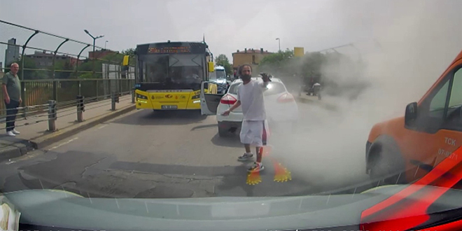 Trafikte bıçaklı saldırgana yangın tüpüyle müdahale