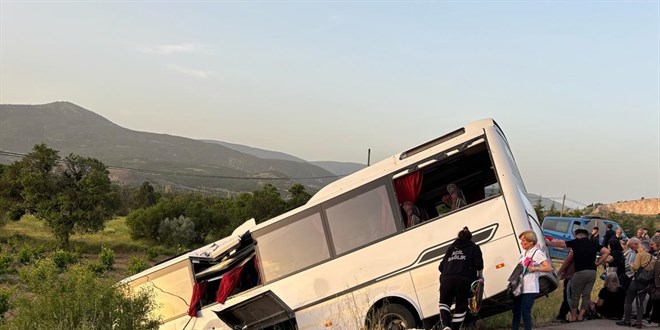 Isparta'da yolcu otobüsü ile tur otobüsü çarpıştı: 27 yaralı