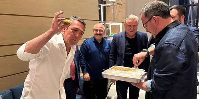 THY Euroleague Final Four final maçı öncesinde Ali Koç'a baklava ikramı