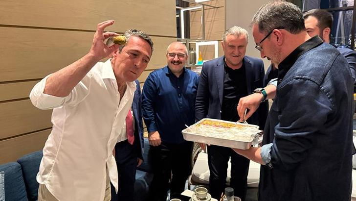 THY Euroleague Final Four final maçı öncesinde Ali Koç'a baklava ikramı