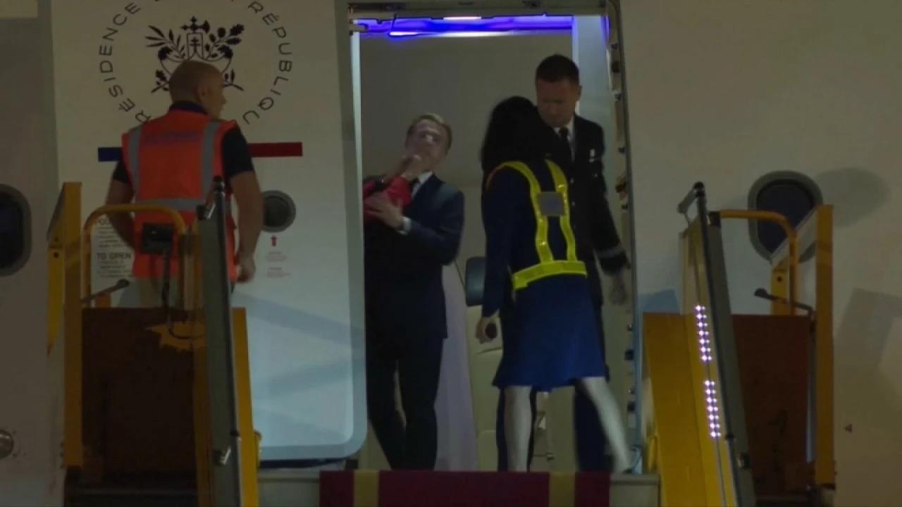Macron, uçakta eşinden tokat yedi!