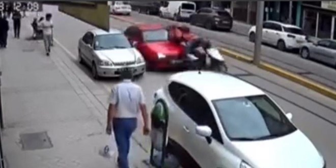 Önünde ilerleyen kuryeye çarptı, olay yerinden kaçtı