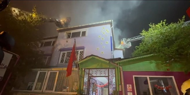 Anaokulunda başlayan yangın yan binaya sıçradı: 2 kişi dumandan etkilendi