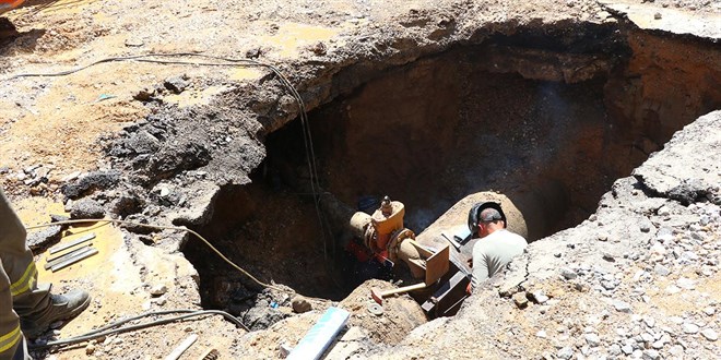 İzmir Konak'ta Ana Su Borusu Patladı: Ev ve Araçlar Zarar Gördü